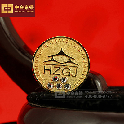 足金徽章 镶彩宝胸针 定制