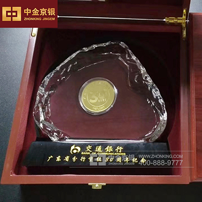 交通银行广东分行重组30周年纪念水晶镶章摆件定制